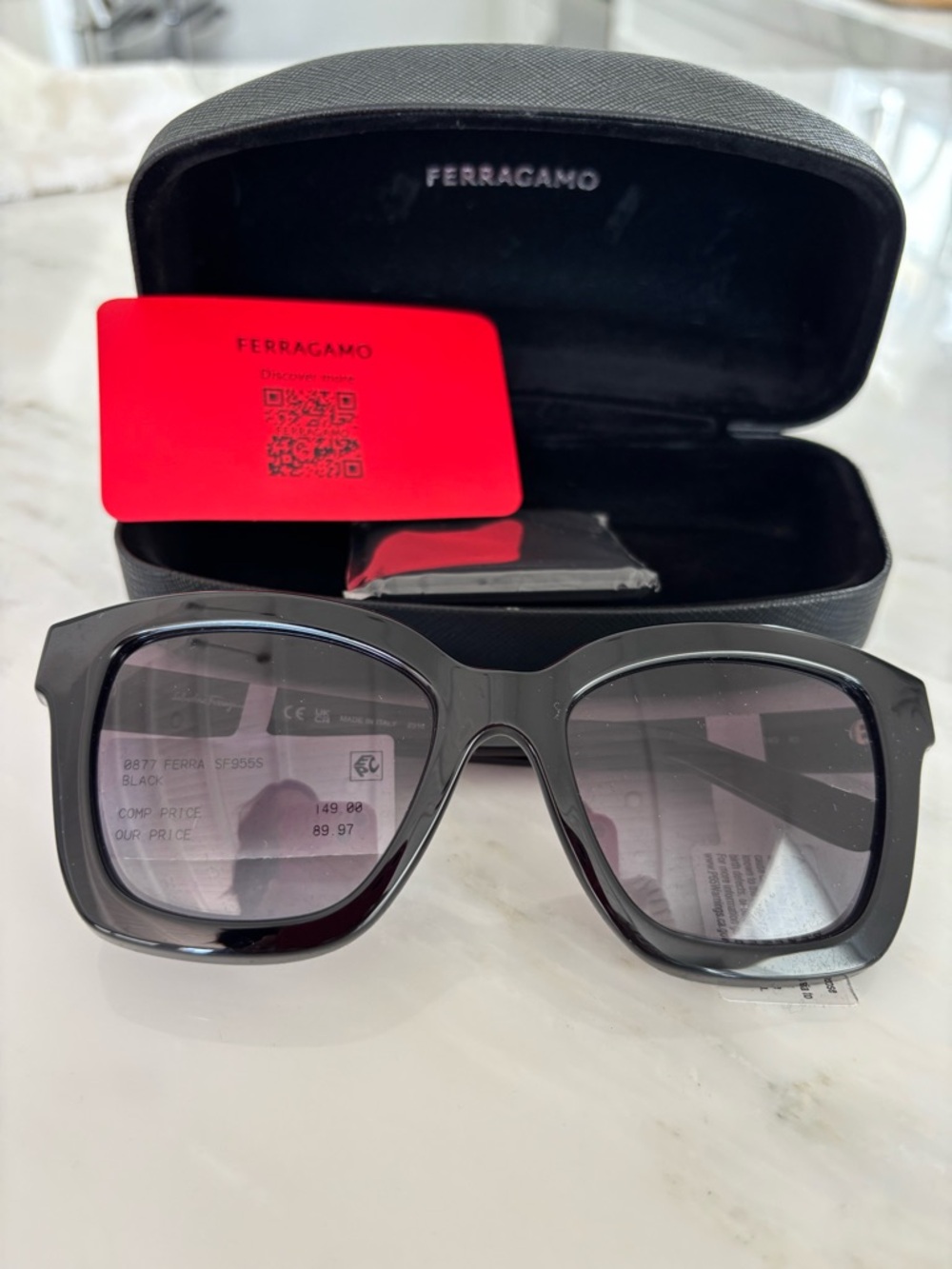Salvatore Ferragamo women’s  Black Oversized Sunglasses NWT 08677 SF9555S authen